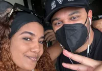 The Weeknd chega ao Brasil e atende fãs no aeroporto