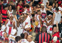 Torcedor do Vitória desce em fosso do estádio para pegar jaqueta; veja