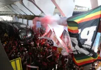 Torcida do Vitória faz a festa no aeroporto antes de partida decisiva