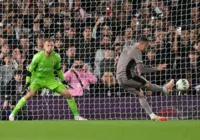 Tottenham perde nos pênaltis e é eliminado da Copa da Liga Inglesa