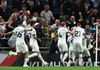 Tottenham vence Luton com um a menos e pula para liderança do Inglês