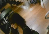 Vídeo: Câmera flagra mulher roubando escultura de orixá em restaurante