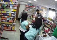 Vídeo: Homem é preso após ser flagrado assaltando farmácia em Salvador