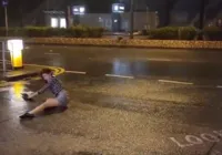 Vídeo: Mulher é arrastada pela rua durante vendaval em Hong Kong