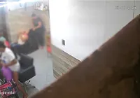 Vídeo: Mulher é presa após furtar celular em salão de beleza