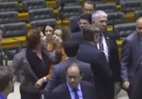 Vídeo: Zambelli é chamada de terrorista e discute com deputado petista