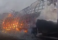 Vídeo: batida entre caminhão e carro deixa dois feridos na BR-324