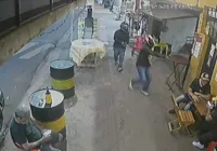 Vídeo: câmeras de segurança mostram execução de pai e filho em bar