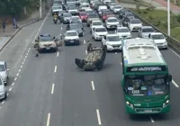 Vídeo: capotamento deixa trânsito parado na avenida Paralela