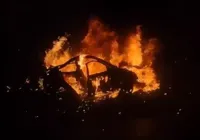 Vídeo: carro pega fogo e explode na Avenida Suburbana