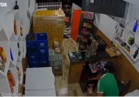 Vídeo: homem invade estabelecimento e troca tiros com vendedor