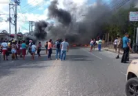 Vídeo: moradores fecham Estrada do Derba por falta de água