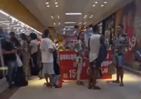 Vídeo mostra fila para troca de ingressos em campanha de arrecadação