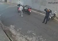 Vídeo: motoqueiro derruba criminoso várias vezes para evitar assalto