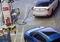 Vídeo: motorista derruba bomba de gasolina e causa explosão em posto