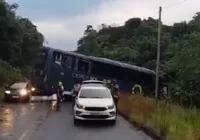 Vídeo: motorista perde controle e ônibus fica atravessado na estrada