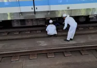 Vídeo: mulher é resgatada debaixo do trilho do metrô