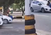 Vídeo: mulher sobe no capô de carro após flagrar marido com outra