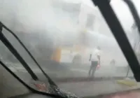 Vídeo: ônibus pega fogo na Avenida Suburbana, em Salvador