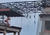 Vídeo: operários ficam pendurados a 140 metros de altura