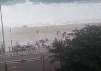 Vídeo: ressaca do mar arrasta banhistas em praia