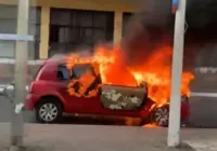 Vídeo: veículo é destruído por fogo no bairro do Comércio