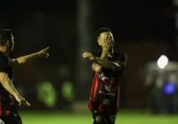 Vitória faz dever de casa, vence Tombense e dispara na liderança