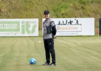 Vitória treina bolas paradas e Giovanni Augusto é relacionado