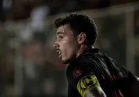 Zeca celebra retorno e vitória em casa diante do Avaí