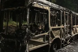 Ônibus é incendiado após ação policial em Castelo Branco - Imagem