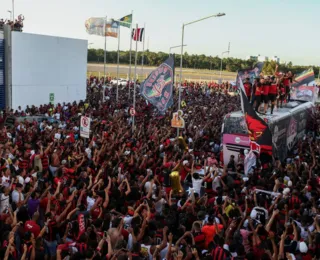 'AeroNêgo': torcida do Vitória recebe jogadores após acesso à Série A