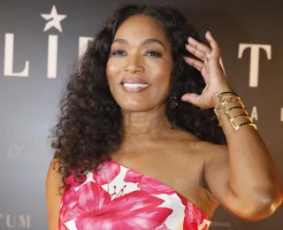 Angela Bassett discursa com emoção para Salvador: “sejam fortes”