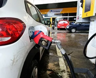 Após reajuste da Acelen, postos amanhecem com gasolina mais cara na BA
