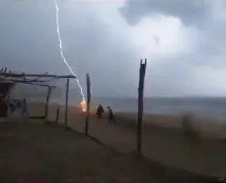 Banhista grava momento em que raio cai e mata duas pessoas em praia