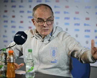 Bielsa convoca Uruguai sem Suárez e Cavani para Eliminatórias