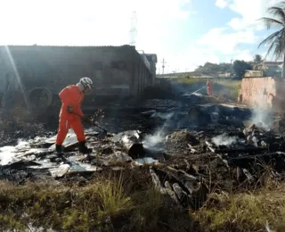 Bombeiros debelam incêndio depois de mais de três horas