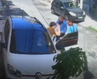 Câmera flagra bandidos roubando carro de morador da Ribeira