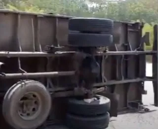 Caminhão tomba na BR-101 e carga de sabão é saqueada