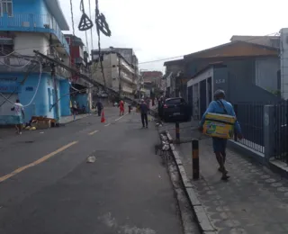 Carro derruba poste após batida no bairro da Capelinha