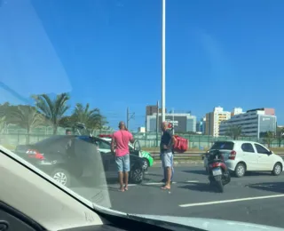 Carro e motocicleta se chocam na Avenida Paralela neste sábado