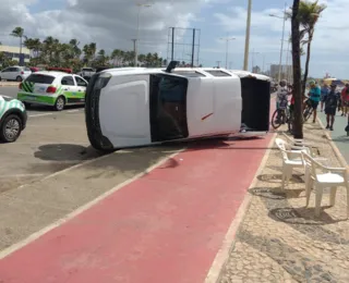 Carro se choca com caminhonete em grave acidente na orla de Salvador