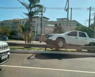 Carro sobe em guard rail após acidente na Av. Pinto de Aguiar