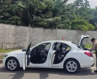 Casal é preso com arma de fogo em carro na Av. 29 de março