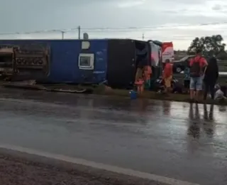 Cinco pessoas morrem após ônibus fugir de blitz e tombar no DF