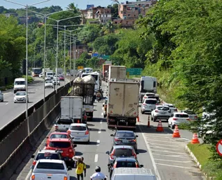 Colisão entre três carretas deixa trânsito travado na BR - 324