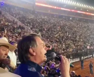 Com Bolsonaro no palco, locutor de rodeios ironiza caso das joias