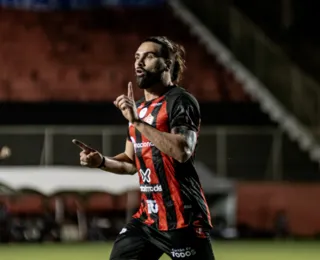 Com Gamalho decisivo, Vitória vence o Avaí e volta para a liderança