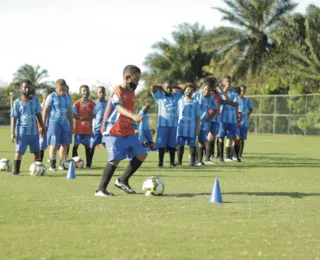 Crianças têm aulas de futebol em CT usado na Copa do Mundo de 2014