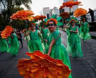 Desfile do Dia dos Mortos reúne milhares de pessoas no México