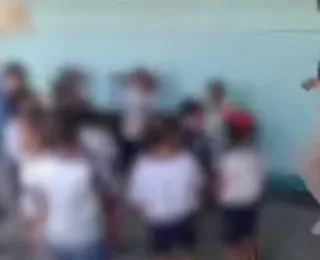 Diretora de creche dança 'Toma Rajadão' com crianças e é afastada